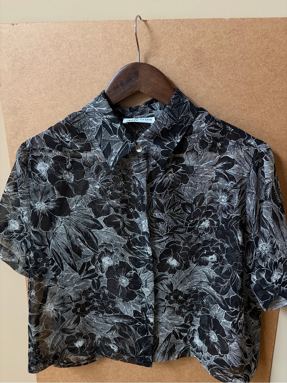 Apparenza Black and White Floral Short-Sleeve Button-Down Shirt